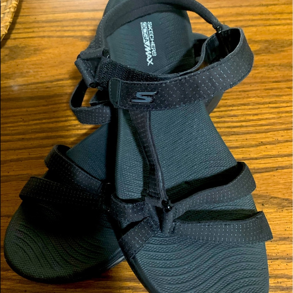 Skechers GOGA Max sandals